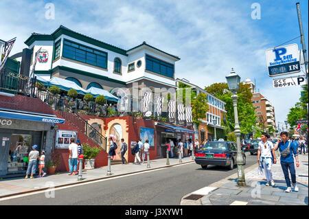 Kobe, Japan - April 2016: Beliebte touristische Szene am historischen ausländische Wohngebiet in Kitano Bezirk, Kobe, Japan Stockfoto