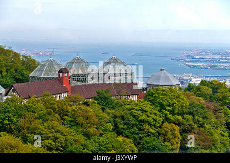 Kobe, Japan - April 2016: Glasshouse Gebäude des Nunobiki Kräutergarten am Berg Rokko in Kobe, Japan Stockfoto