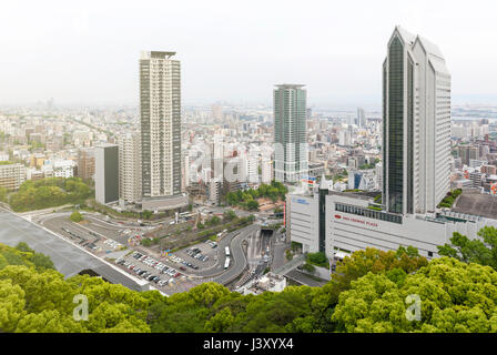 Kobe, Japan - April 2016: Luftaufnahme der Stadt Kobe vom Berg Rokko, Skyline und Stadtbild von Kobe Stockfoto