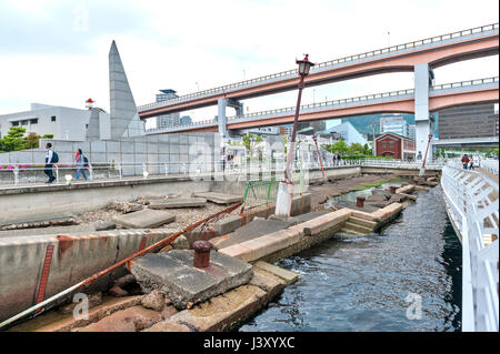 Kobe, Japan - April 2016: Ruinen von Kobe große Hanshin-Erdbeben 1995 im Hafen von Kobe Erdbeben Memorial Park, Hyogo-Präfektur, Japan Stockfoto