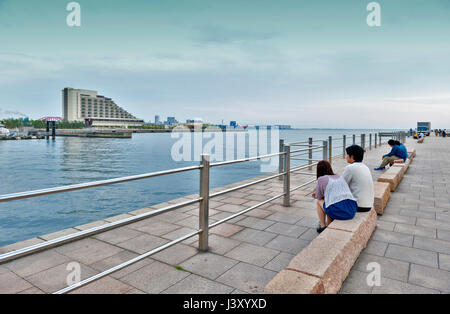 Kobe, Japan - April 2016: Menschen entspannen im Kobe Port waterfront Stockfoto