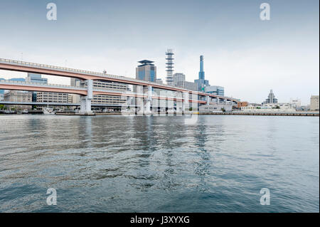 Kobe, Japan - April 2016: Erhöhte Expressway im Meriken Park, Hafen von Kobe, Hyogo-Präfektur, Japan Stockfoto