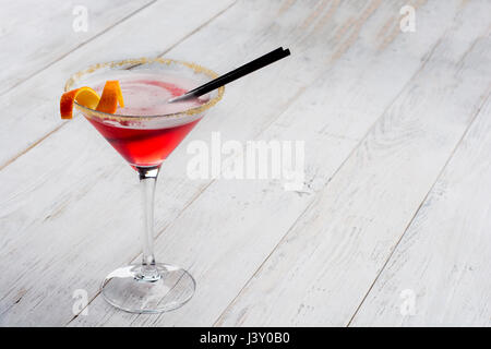 Cosmopolitan Cocktail auf weiße Vintage Holztisch. Mit Platz für Ihren text Stockfoto