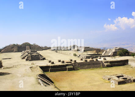 Draufsicht auf Ruinen der Maya-Pyramiden in heiliger Ort Monte Alban, Oaxaca, Mexiko, Nordamerika. UNESCO-Weltkulturerbe Stockfoto