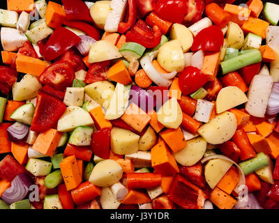 Geschnittenes Gemüse bereit zum Ofen kochen Stockfoto