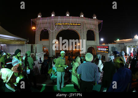 Sikhs feiern Gurpurab in Bangla Sahib Gurudwara, Neu-Delhi Stockfoto