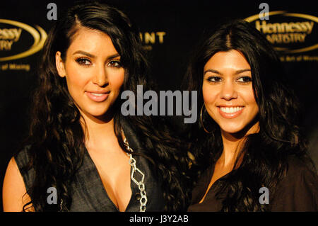 Kim Kardashian und Schwester Kourtney Kardashian kommt nach der Hennessy Artistry Finale Ereignis in den Paramount Studios in Los Angeles, CA Stockfoto