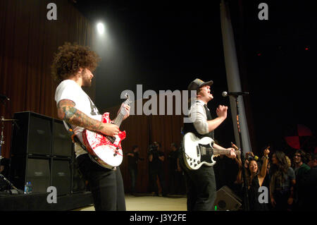 (L-R) Joe Trohman, Patrick Stump von Fall Out Boy Höchstleistungen der Hennessy Artistry Finale Ereignis in den Paramount Studios in Los Angeles, CA Stockfoto