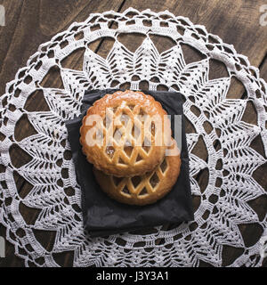 Marillenmarmelade Cookies auf Tisch, von oben Stockfoto