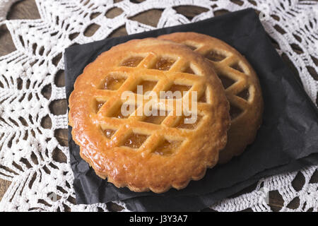 Marillenmarmelade Cookies auf Tisch, Nahaufnahme Stockfoto