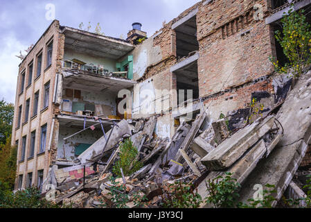 Eingestürzten Schulgebäude in Pripyat Geist Stadt von Tschernobyl Kernenergie Pflanze Zone der Entfremdung um Reaktorkatastrophe in der Ukraine Stockfoto