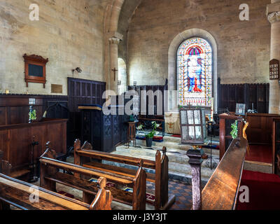 Traditionellen Holzbänke an der Kirche St Mary am Roecliffe in der Nähe von Boroughbridge Yorkshire England Stockfoto