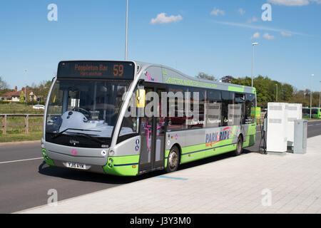 Elektrobus Aufladen bei Yorks Poppleton Bar Park & Ride Endstation, England, UK Stockfoto