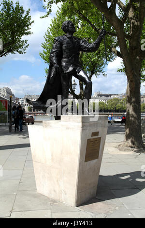 London, England, 22. April 2017 - Statue von Sir Laurence Olivier außerhalb Nationaltheater, Southbank Themse Stockfoto