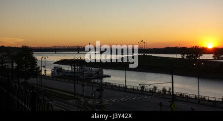 Sonnenuntergang über Arkansas über dem Mississippi von Memphis Stockfoto