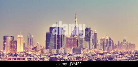 Farbe getönt Panoramaaufnahme der Skyline von Dubai bei Sonnenuntergang, Vereinigte Arabische Emirate. Stockfoto