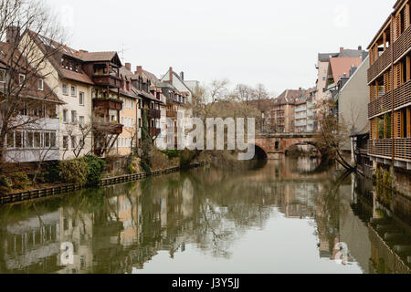 Historische Gebäude mit Blick auf die Pegnitz in Nürnberg Stockfoto