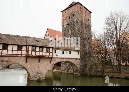 Henkersteg Brücke durch Weinstadle Fachwerkhaus aus dem 15. Jahrhundert auf dem Fluss Pegnitz Stockfoto