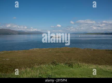 Blick vom Duart Punkt auf der Isle of Mull, Schottland mit einer Autofähre von Caledonian MacBrayne. Stockfoto