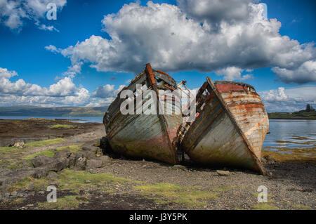 Zwei alte, verfallene hölzerne Fischerboote aufgegeben am Salen Strand auf der Isle of Mull, Schottland. Stockfoto