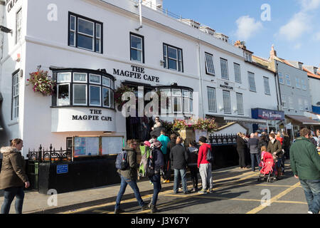 Warteschlange vor der Elster-Cafe in Whitby, North Yorkshire, Großbritannien Stockfoto