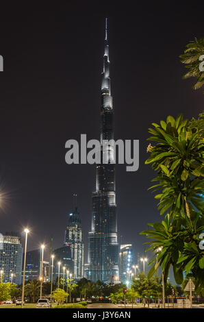 DUBAI, UNITED ARAB EMIRATES - 13. April 2017: Burj Khalifa, entfernt. Dieses Hochhaus ist das höchste von Menschenhand errichtete Bauwerk der Welt, 828 Meter. Stockfoto