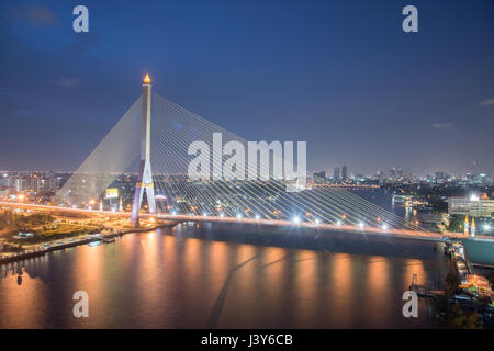 Thailand Bangkok Nacht Brücke (Rama-VIII-Brücke) die Rama VIII Kabelbrücke ist eine Kabel-gebliebene Brücke über den Chao Phraya River in Bangkok, Thai Stockfoto