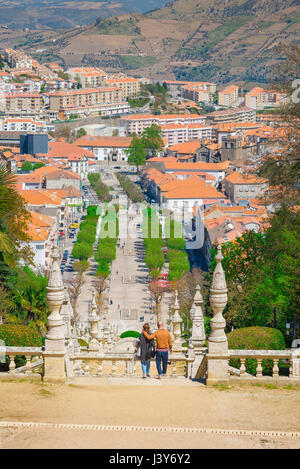 Paar-Urlaub, ein paar Touristen steigen die 683 Schritt Treppe, die hinauf zum Santuario de Nossa Senhora Dos Remedios in Lamego, Portugal Stockfoto