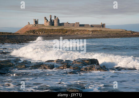 Dunstanburgh Castle auf seine Whin Sill, von Süden gesehen. Das Schloss, erbaut im 14. Jahrhundert verfiel im 16. Jahrhundert. Stockfoto