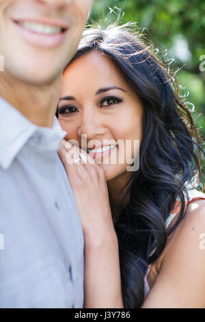 Frau trägt Verlobungsring mit Hand auf die Schulter des Freundes Stockfoto