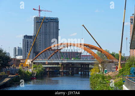 Neue Eisenbahnbrücke im Bau über dem Fluß Irwell, für Bahnprojekt Verknüpfung Ordsall Akkord Salford, Manchester, England, UK Stockfoto