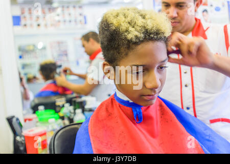 Friseur schneiden teenage Boy Haar im barbershop Stockfoto