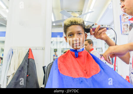 Friseur schneiden teenage Boy Haar im barbershop Stockfoto