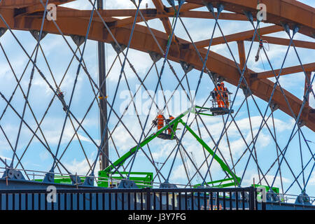 Arbeiter auf Hubarbeitsbühnen auf die neue Eisenbahnbrücke im Bau über dem Fluß Irwell, Ordsall Akkord rail Link-Projekt, Salford, Manchester, UK Stockfoto