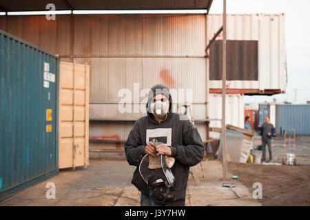 Porträt des Menschen auf der Baustelle tragen schützende Gesichtsmaske Stockfoto