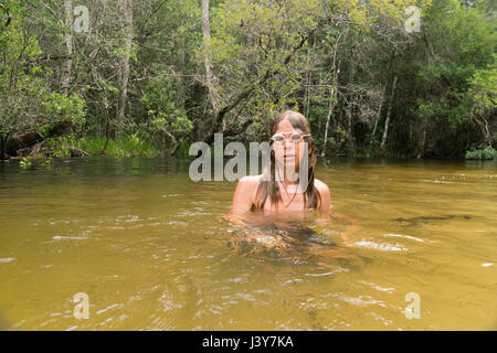 Teenager tragen Swimming goggles in See, Niceville, Florida, USA Stockfoto