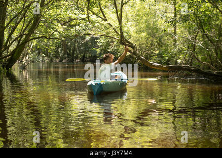 Teenager im Kajak, Econfina Creek, Youngstown, Florida, USA Stockfoto