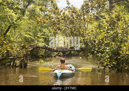 Teenager im Kajak, Econfina Creek, Youngstown, Florida, USA Stockfoto