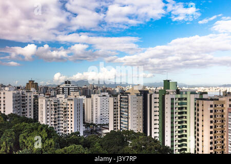 Wolkenkratzer unter bewölkten blauen Himmel, Florianopolis, Santa Catarina, Brasilien Stockfoto