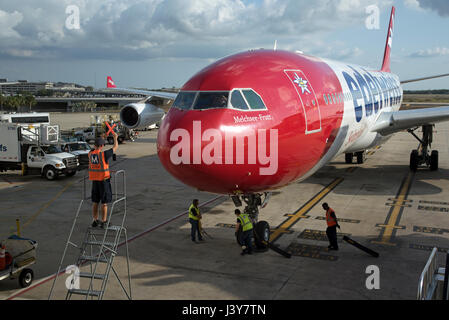 Flugzeug-Marschall mit Signalisierung-Sticks, um einen großen Passagier-Jet, eine exakte Position auf dem Vorfeld des Flughafen Tampa USA zu führen. Mai 2017 Stockfoto