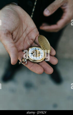 Mann erhöhte trägt Anzug, halten Taschenuhr in der hand, Ansicht, close-up Stockfoto