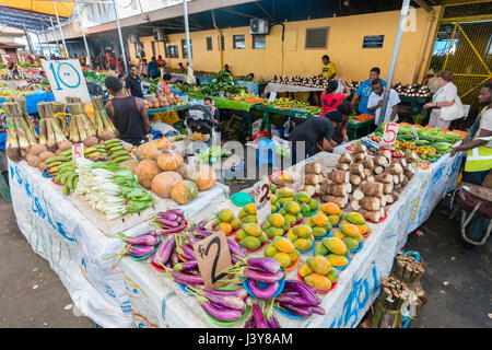 Suva, Fidschi - 24. März 2017: Blick auf Menschen, die mit lokalen Produkten in den Lebensmittelgeschäften in Suva Markt in Fidschi Stockfoto