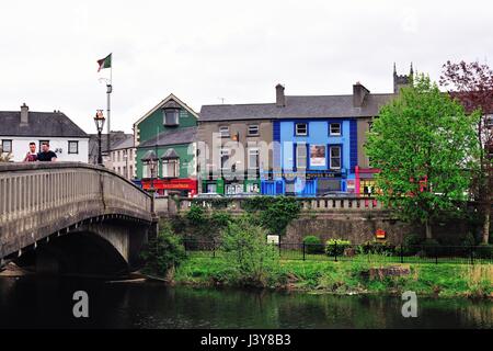 Die bunten Geschäfte und Gebäude über den Fluss Nore im Canal Square in Kilkenny, Irland. Eine antike Stadt in der Grafschaft Kilkenny, Irland. Stockfoto