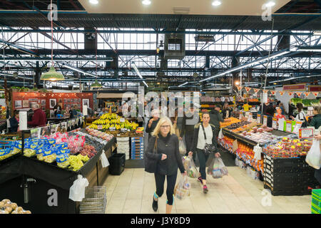 Melbourne, Australien - 6. Mai 2017: Ansicht der Besucher Prahran Market. Es ist eines der großen frische Lebensmittel-Märkte in Melbourne. Stockfoto
