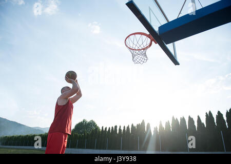 Junger Mann und eine fantastisches Slam Dunk spielen stree Stockfoto