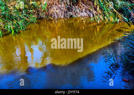 Jordan River abstrakt in der Nähe von Bethanien Betharaba wo Johannes taufte Jesus.  Foto von Jordan Seite Blick auf Israel.  Website direkt neben Al-Maght Stockfoto