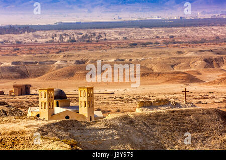 Neue Kirchen Elijahs Hügel in der Nähe von Jesus Taufe Ort Bethanien jenseits des Jordans. Israel in Ferne. Jordan River zog und Ruinen sind der byzantinischen Kirchen m Stockfoto