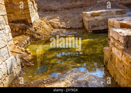 Jesu Taufe Website John Baptist Bethanien jenseits des Jordans.  Tatsächliche Taufstätte Jesu.  Jordan River zog und Ruinen sind der byzantinischen Kirchen Kennzeichnung Stockfoto