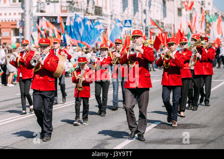 Gomel homelische Belarus, Feiertag des Sieges, 9 Mai. Die Musiker der Stadt Brass Band spielt die Trompeten auf Parade marschieren Prozession auf festliche Stre Stockfoto