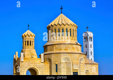 Elijahs Hügel christlichen Kirchen in der Nähe von Jesus Taufe Ort Bethanien jenseits des Jordans.  Jordan River zog und Ruinen sind der byzantinischen Kirchen Kennzeichnung vor Ort o Stockfoto